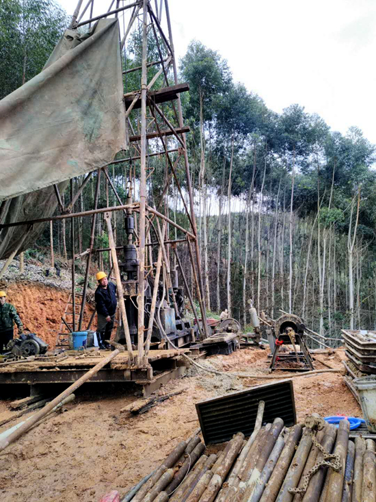 發瑞隧道深孔鉆探_副本.jpg 發瑞隧道深孔鉆探_副本.jpg