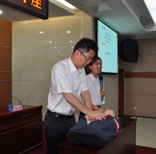 院舉辦“珍惜生命 關(guān)愛健康”職業(yè)病防治健康知識(shí)講座