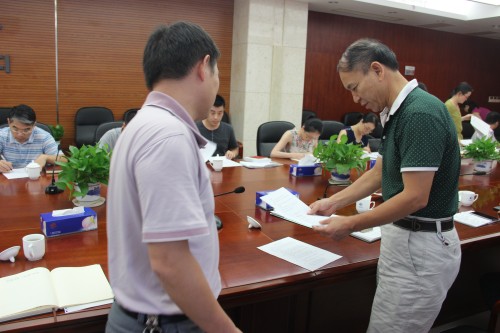 強化自身建設  院紀委與首批紀檢監察員簽訂工作責任書